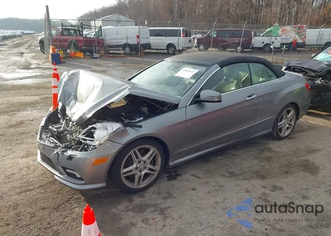 2011 Mercedes-Benz E 550 z USA, uszkodzony, nr VIN WDDKK7CF5BF106445